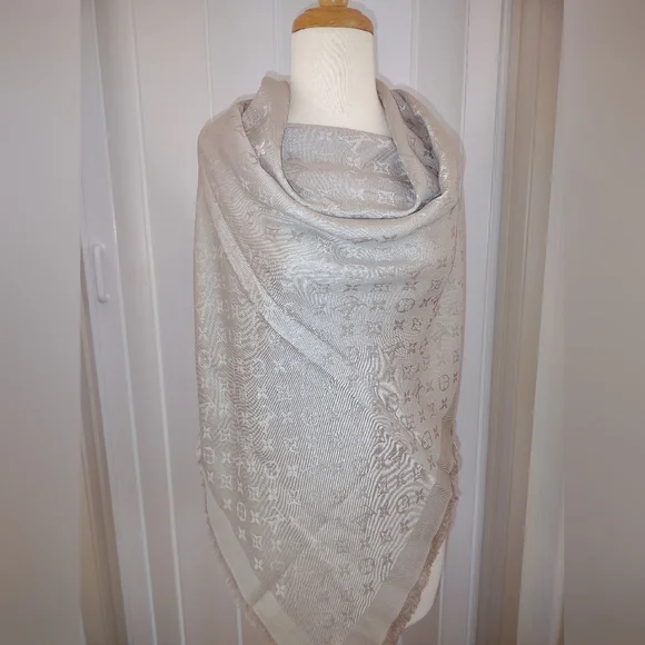Louis Vuitton Monogram Chale Shawl - Picture 5 of 9